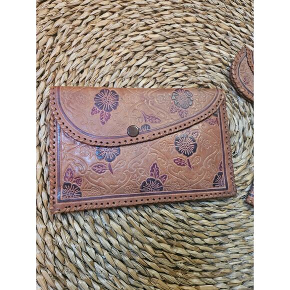Vintage Hand-Tooled Leather Clutch Set – Matching Coin Purse & Bifold Wallet - Picture 2 of 4
